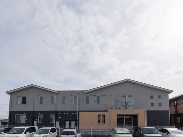 穏やかな雰囲気の外観 外観 建物全体が柔らかな雰囲気を醸し出しています。車での訪問にも便利な駐車スペースが完備されています。
