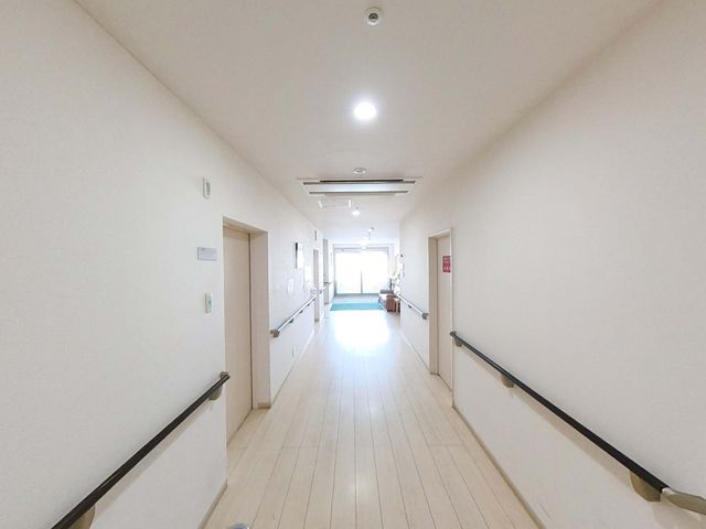 明るい廊下 廊下 広々とした明るい廊下で、自然光が気持ちよく差し込みます。手すりも設置され、安心して歩けます。