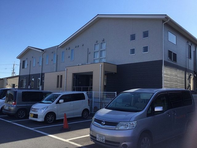 施設の外観 外観   落ち着いた色合いの建物で、前面に駐車スペースがあります。就業時の出入りや送迎動線をイメージしやすい外観です。