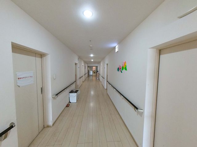明るい廊下 廊下 清潔感のある広々とした廊下には、手すりが設置され、安全に配慮されています。