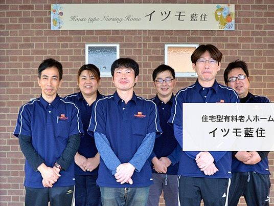 スタッフが並ぶエントランス  