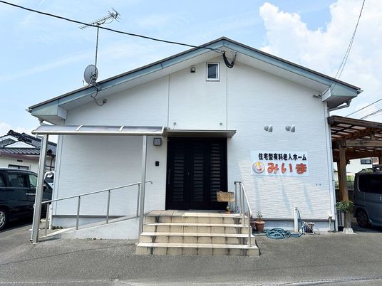 白い建物の外観  