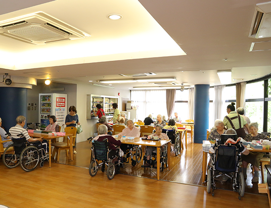 明るい食堂の風景