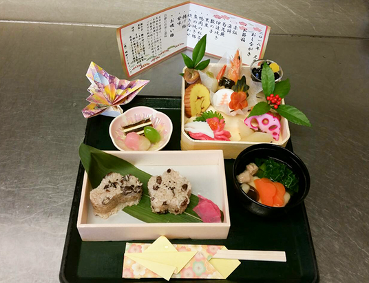 色鮮やかな料理が並ぶ食堂