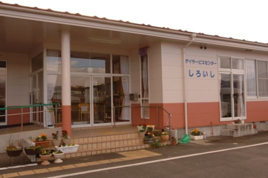 植物が飾られた出入口