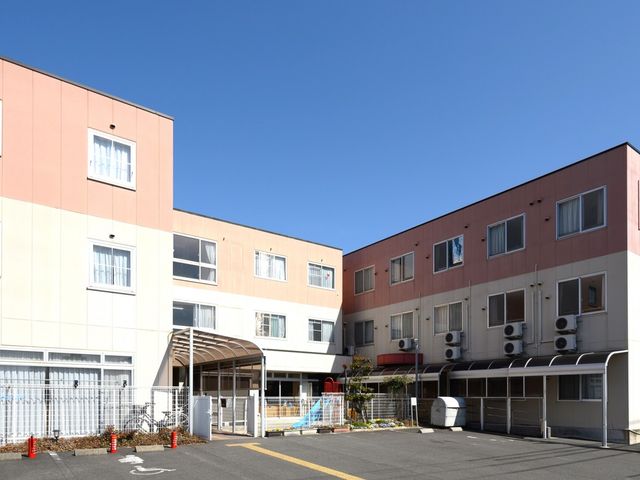 清潔感あふれる施設の外景 外観 清潔感溢れる建物で一緒に働いてくださるスタッフを募集しています。安定した環境でのお仕事です。