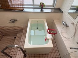 手すり付き浴槽の浴室  