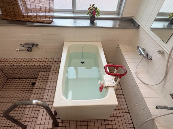 手すり付き浴槽の浴室  