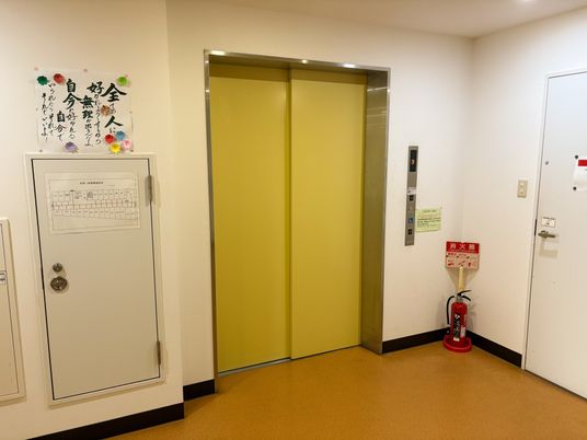 明るい廊下の昇降機前