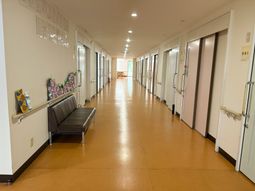 明るい廊下と居室入口  