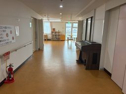 明るい廊下と談話室  