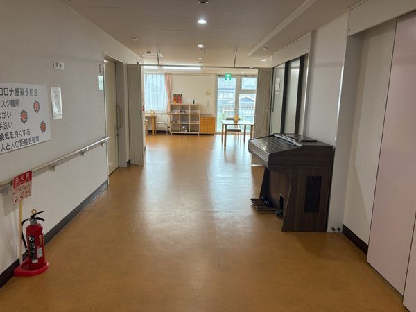 明るい廊下と談話室  