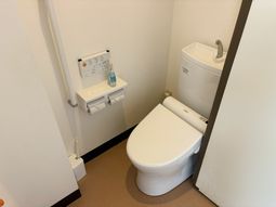 手すり付き個室トイレ  