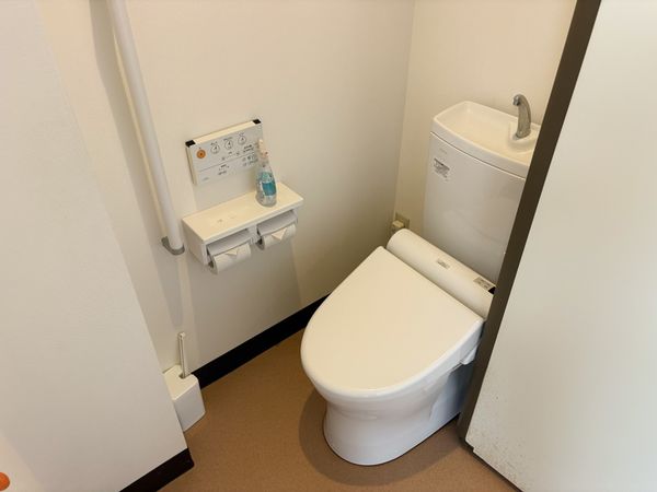 手すり付き個室トイレ  
