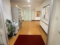 明るい廊下の出入口  