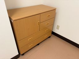 木製収納棚のある部屋  