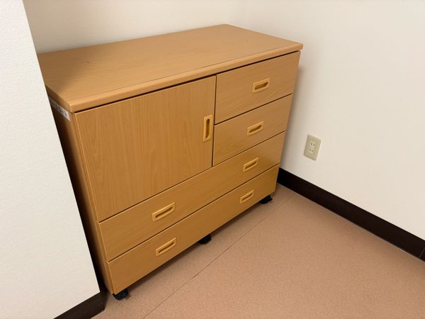 木製収納棚のある部屋  