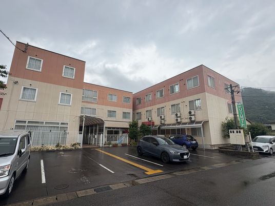 外観と駐車場  