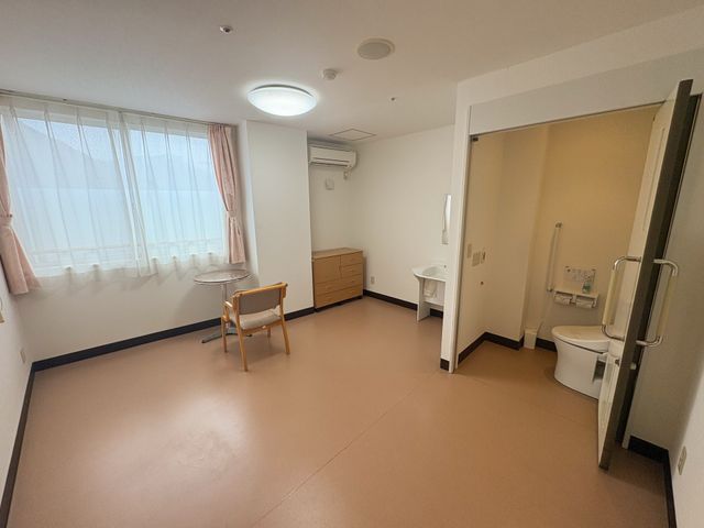 明るい個室の居室 居室   大きな窓から光が入る、すっきりした個室です。トイレと洗面台が近く、日常の動作を行いやすいつくりです。