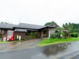 緑に囲まれた建物エントランス