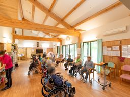 木造の明るい多目的室