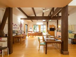 明るい居間の様子