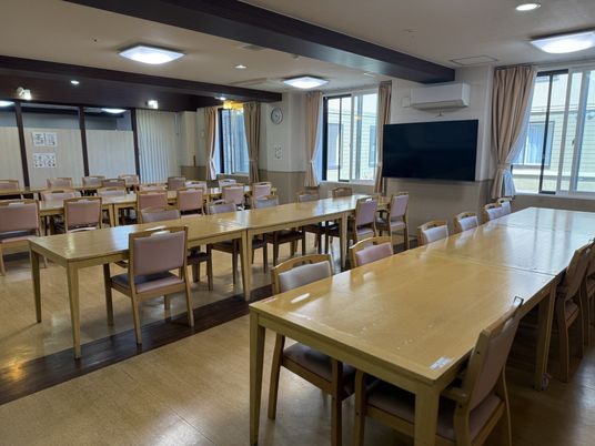 自然光の入る広い食堂