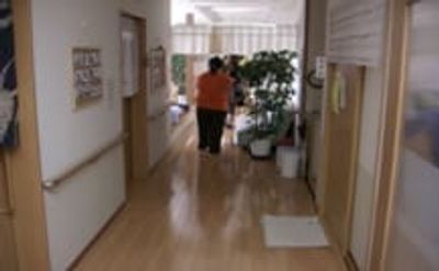 木の温かみがある廊下