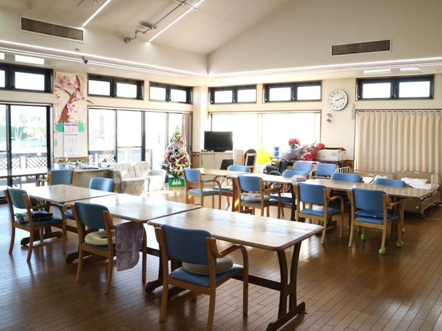 広々した明るい食堂 食堂 床の木目が温かみを感じさせる食堂です。大きな窓からの自然光が入り、居心地の良い空間を提供しています。