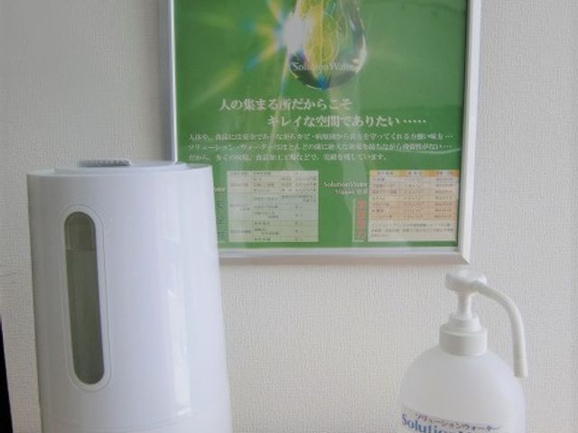 手指消毒グッズと掲示物 館内整備 清潔を保つための手指消毒用具がきちんと配置され、背後には健康に関する情報が掲載されています。スタッフの意識の高さと利用者への配慮が伺えます。
