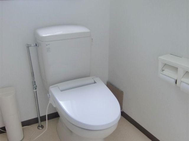 手すり付きトイレ空間 トイレ 清潔感のあるトイレには手すりが設置されており、安心してご使用いただけます。