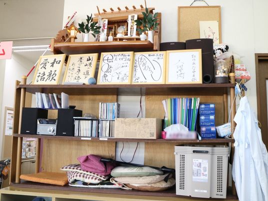 休憩室の棚と掲示物
