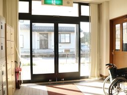 明るいエントランスと車椅子
