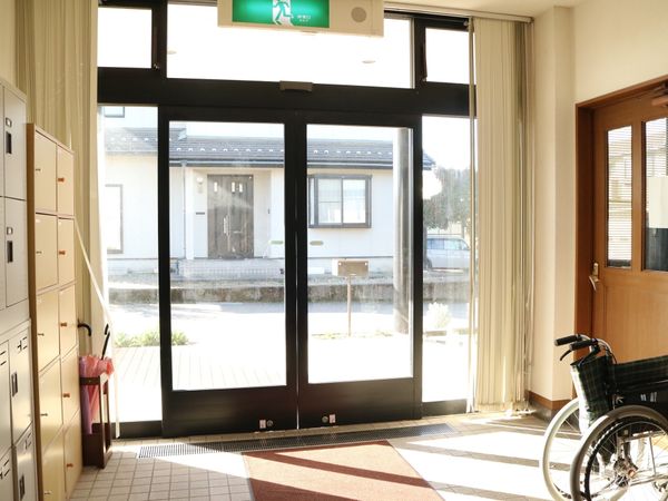 明るいエントランスと車椅子