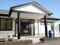 明るい日差しのエントランス