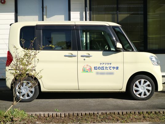 施設の送迎車両