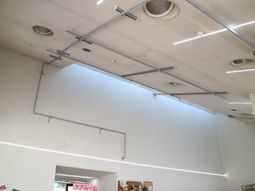 明るい照明の天井