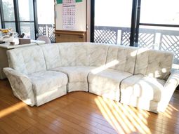 明るいリビングのコーナーソファ