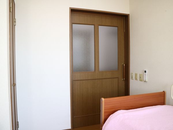 木目調の扉とベッド