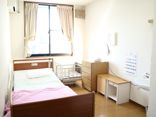 居室の明るい空間 居室 ゆとりのある居室です。必要な家具が整っており、日々の生活を安心して送れる環境が整っています。