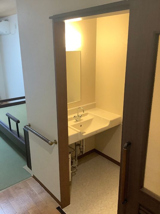 明るい洗面所の様子