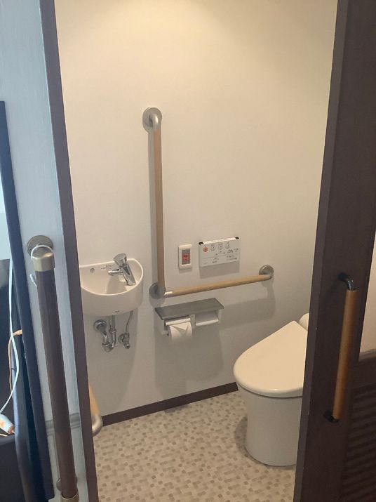 手すり付きトイレ空間