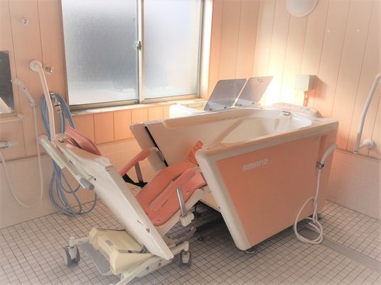 笑顔のスタッフと利用者