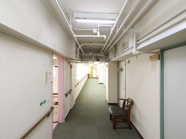 清潔感のある廊下 廊下 ゆったりとした廊下には、椅子が設けられ休憩時も快適です。手すりもついており、安全に配慮されています。