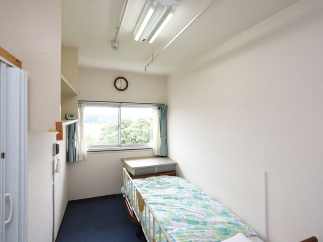 居室内のベッドと窓 居室 シンプルで清潔感のある居室です。窓から自然光が差し込み、落ち着いた時間を過ごせます。