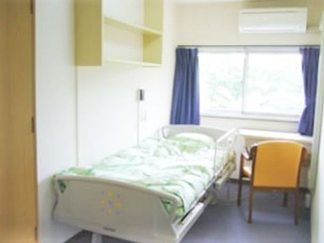 明るくきれいな居室 居室 陽光が差し込む広々とした居室です。個々のプライバシーを大切にしつつ、快適な時間をお過ごしいただけます。