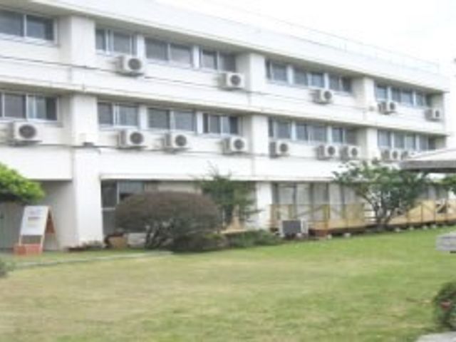 庭付き施設の外観 外観 緑豊かな庭が印象的な、明るい雰囲気の建物です。ゆったりとした時間が流れる環境でお仕事できます。