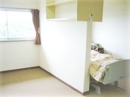 明るい個室の居室