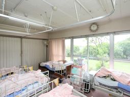 明るい居室の風景