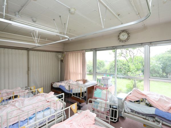 明るい居室の風景